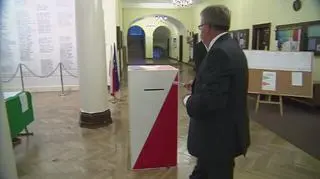 Bronisław Komorowski oddał głos w zarządzonym przez siebie referendum
