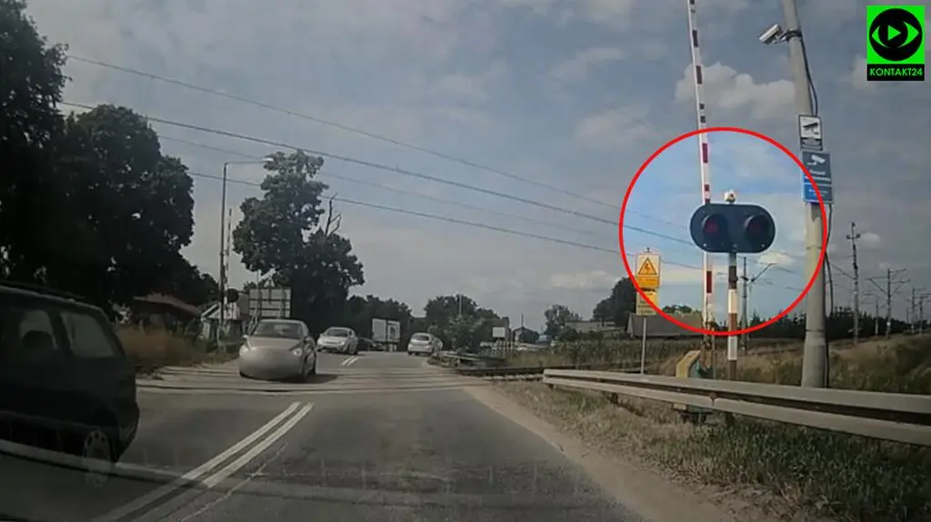 Czerwone światło się pali, samochody jadą