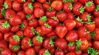 Nastolatkowie włamali się do straganu z truskawkami
