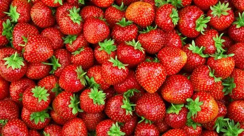 Nastolatkowie włamali się do straganu z truskawkami