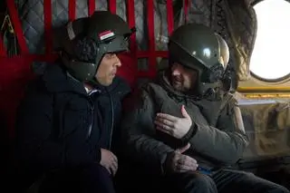 Rishi Sunak i Wołodymyr Zełenski w drodze do bazy wojskowej w hrabstwie Dorset, gdzie ukraińscy żołnierze przechodzą szkolenia