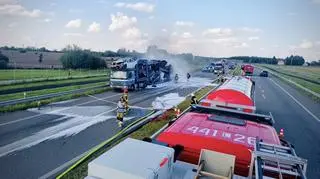 Pożar samochodów na lawecie