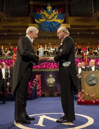 Mario Vargas Llosa otrzymuje Literacką Nagrodę Nobla z rąk króla Szwecji Karola XVI Gustawa, grudzień 2010 roku