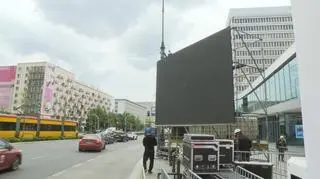 Ekrany, nagłośnienie, sceny. Przygotowania do marszów