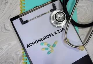 Niskorosłość to jeden z wielu problemów. Polscy pacjenci mają dostęp do nowoczesnej terapii