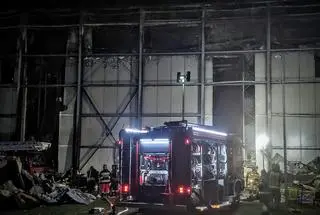 Nocne dogaszanie pożaru poddasza zakładu produkcyjnego w Kawle