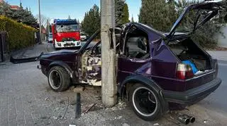 Auto owinęło się wokół latarni