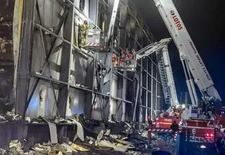 Wielki pożar hali. "Konstrukcja jest schładzana". Poszukują strażaka