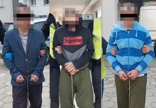 Brutalnie pobili, nieprzytomnych podpalili na stosie z mebli