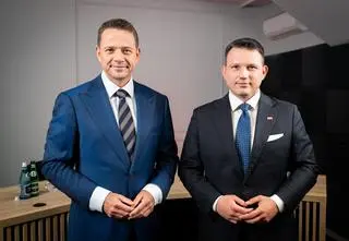 Echa spotkania przy kuflu. Tusk komentuje