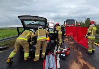 Czołowe zderzenie pod Piłą. Nie żyje jedna osoba, cztery ranne
