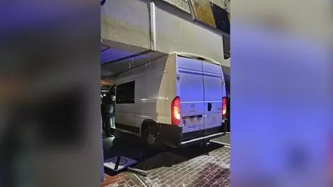 Ukradł auto dostawcze. Utknął przy wjeździe na parking podziemny