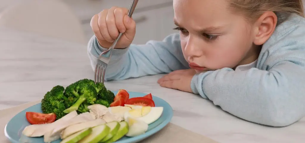 My decydujemy, co jest na talerzu, dziecko o tym, co z niego zniknie. Jak karmić i nie zwariować?
