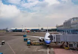 Odwołano setki lotów, utrudnienia dla ponad 100 tysięcy pasażerów