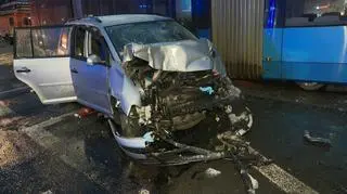 Samochód zderzył się z tramwajem, w bagażniku znaleziono mężczyznę