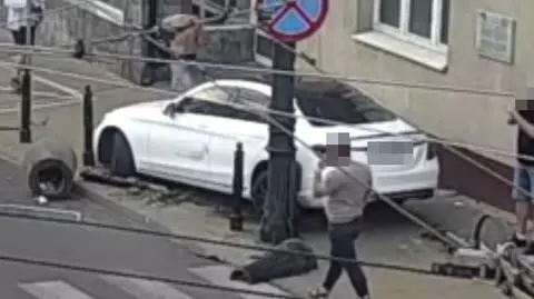 Ściął sygnalizator, uderzył w latarnię