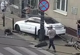 Wjechał pod prąd, ściął sygnalizator i uderzył w latarnię. Nagranie