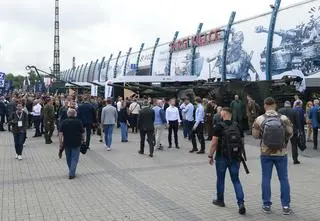 Incydent podczas targów zbrojeniowych. Jedno ze stoisk oblane czerwonym płynem
