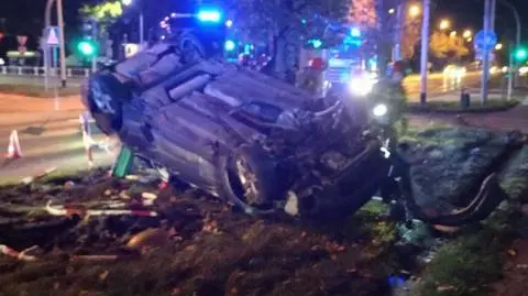 17-latek jechał z pasażerami, auto dachowało. Nagranie