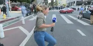 Reporterka 9News została trafiona gumową kulą na wizji
