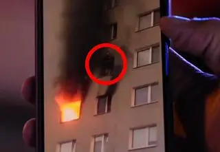 "Chłopak stoi na parapecie, pewnie nie ma drogi ucieczki"