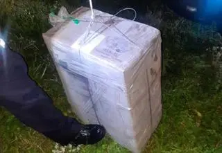 Tajemniczy balon z dużą paczką. A w pobliżu dwóch mężczyzn z lokalizatorem
