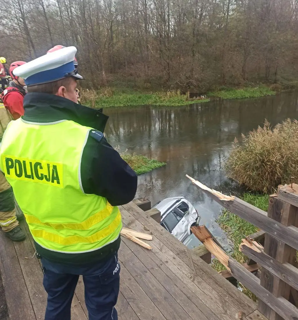 Samochód wpadł do Warty z oblodzonej drogi
