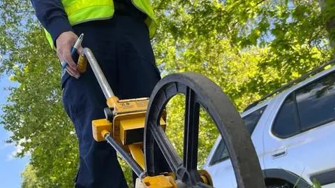Motocyklistka nie wróciła do domu. Bliscy znaleźli ją w lesie, miała wypadek