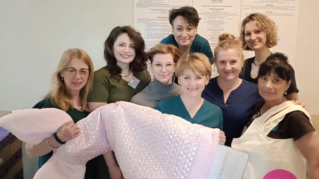 Przed wyjściem pani Karoliny ze szpitala zespół specjalistów wręczył jej symboliczny podarunek.