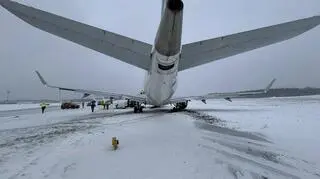 Samolot Polskich Linii Lotniczych LOT przylatujący z Warszawy wypadł z drogi kołowania po lądowaniu na lotnisku w Wilnie 