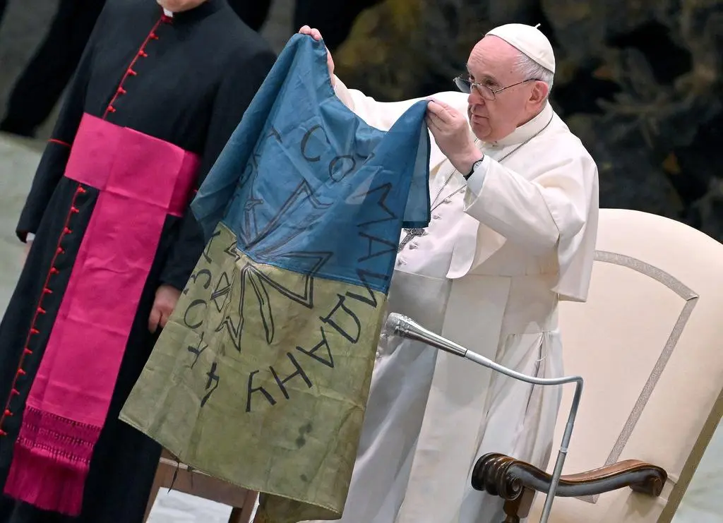 Papież Franciszek z ukraińską flagą z Buczy