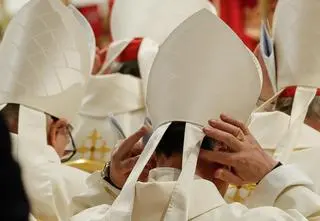 Przemowy, przysięga i list od ofiary. Wszyscy członkowie konklawe na miejscu