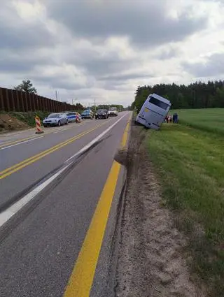 Autokar z dziećmi zjechał do rowu