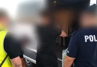 Krępowali, bili pięściami i młotkiem. Skazany ukrywał się 19 lat 