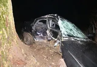 Samochód uderzył w drzewo, nie żyje 20-latek