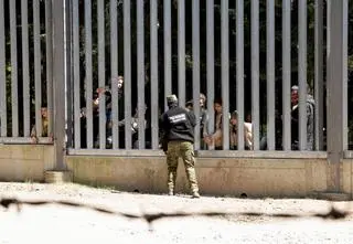 Mieszkania komunalne "dla nielegalnych migrantów"? "Kompletna bzdura"