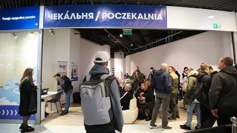 Warszawa, 24.04.2024. Kolejka oczekujących przed ukraińskim punktem paszportowym w Warszawie