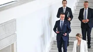 Szymon Hołownia w drodze na konferencję prasową w Sejmie 