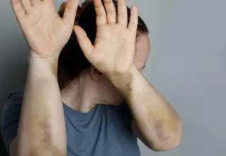 Mają szóstkę dzieci, była od niego zależna. Po dwóch latach nie wytrzymała