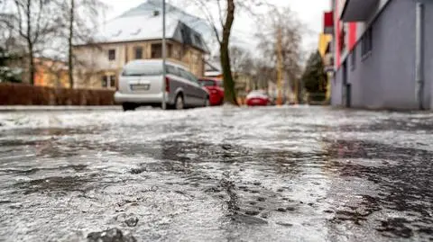 Nie żyje 66-latek. Przewrócił się na chodniku