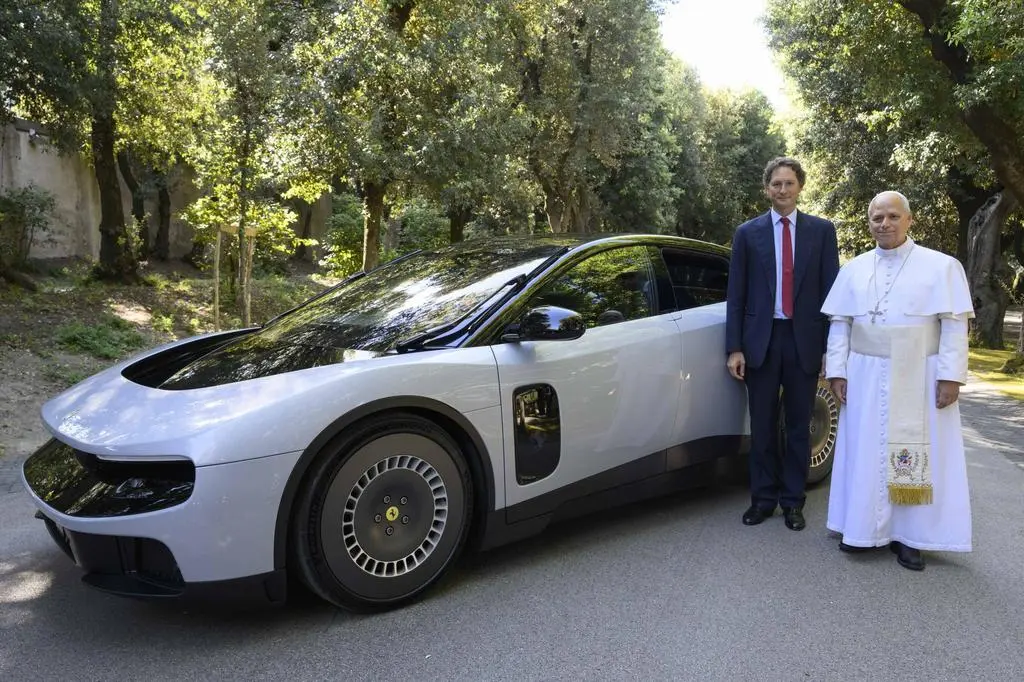 Nowe Ferrari zostało zaprezentowane papieżowi