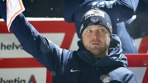 Uciekł po aferze z kombinezonami, teraz wraca 