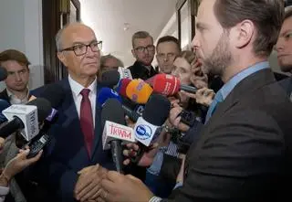 "Jest mi niezręcznie". Czarzasty "się gubi" 