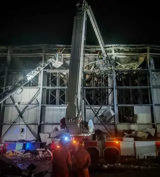 Nocne dogaszanie pożaru poddasza zakładu produkcyjnego w Kawle