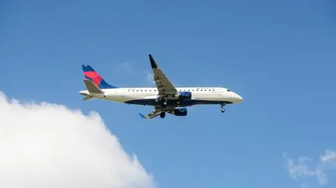 shutterstock_2329148571 (Calgary, Alberta, Kanada. 2 lipca 2023 r. Samolot linii Delta Airlines Embraer E175 ER o numerze identyfikacyjnym N319SY ląduje na międzynarodowym lotnisku w Calgary)