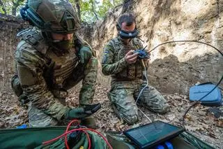 Obwód charkowski, Ukraina, 12.10.2024. Żołnierze oddziału dronów ("aeogrupy") 154. brygady Sił Zbrojnych Ukrainy na pozycjach w pobliżu frontu w obwodzie charkowskim. Trwa inwazja Rosji na Ukrainę.