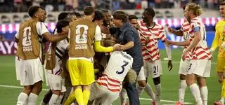 Czekali na taki mecz prawie sto lat. Co gol, to historyczny