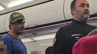 Wcześniejsze lądowanie, Daniel Martyniuk wyprowadzony z samolotu