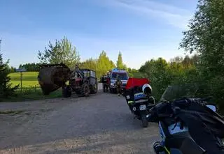 Niósł dwuletniego syna, potrącił ich ciągnik. Chłopczyk nie żyje
