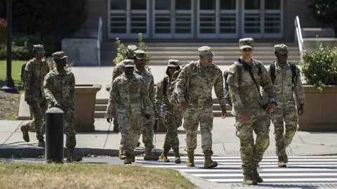 Członkowie Gwardii Narodowej opuszczają DC Armory w Waszyngtonie
